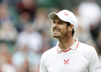 Petenis Inggris Andy Murray bereaksi dalam pertandingan babak kedua tunggal putra melawan petenis Jerman Oscar Otte di Kejuaraan Wimbledon di London, Inggris, pada 30 Juni 2021. (Xinhua/Han Yan)