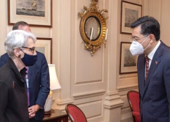 Duta Besar China untuk Amerika Serikat (AS) Qin Gang (kanan) bertemu dengan Wakil Menteri Luar Negeri AS Wendy R. Sherman di Washington DC pada 12 Agustus 2021. (Sumber: Kedutaan Besar China di AS)