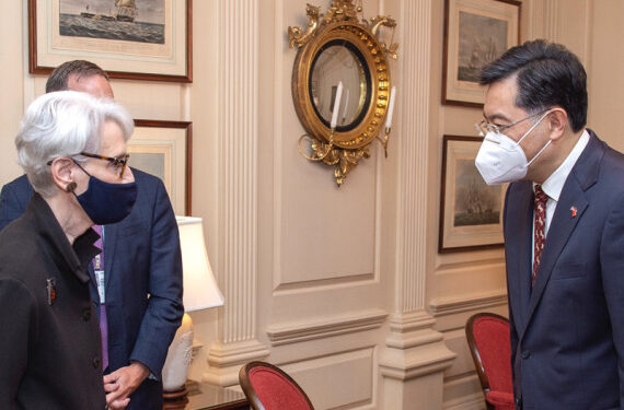 Duta Besar China untuk Amerika Serikat (AS) Qin Gang (kanan) bertemu dengan Wakil Menteri Luar Negeri AS Wendy R. Sherman di Washington DC pada 12 Agustus 2021. (Sumber: Kedutaan Besar China di AS)