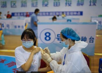 Tenaga kesehatan menyuntikkan dosis vaksin COVID-19 kepada seorang pelajar di sebuah lokasi vaksinasi di Nanchang, ibu kota Provinsi Jiangxi, China timur, pada 6 Agustus 2021. (Xinhua/Zhou Mi)