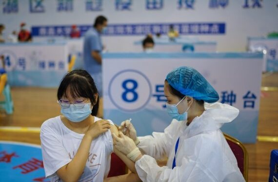 Tenaga kesehatan menyuntikkan dosis vaksin COVID-19 kepada seorang pelajar di sebuah lokasi vaksinasi di Nanchang, ibu kota Provinsi Jiangxi, China timur, pada 6 Agustus 2021. (Xinhua/Zhou Mi)