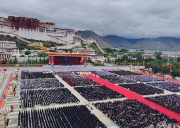 Sebuah pertemuan akbar digelar untuk memperingati 70 tahun pembebasan damai Tibet di alun-alun Istana Potala di Lhasa, Daerah Otonom Tibet, China barat daya, pada 19 Agustus 2021. (Xinhua/Sun Ruibo)