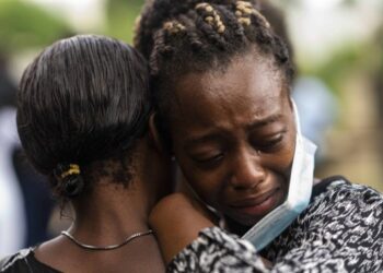 Seorang wanita menangis saat menghadiri pemakaman kerabatnya yang meninggal akibat gempa di Marceline, dekat Les Cayes, Haiti, pada 21 Agustus 2021. (Xinhua/David de la Paz)