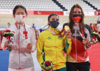 Paige Greco (tengah) dari Australia, Wang Xiaomei (kiri) dari China dan Denise Schindler dari Jerman berfoto saat upacara penyerahan medali setelah babak final balap sepeda trek nomor 3.000 meter pursuit perorangan kelas C-13 putri di Paralimpiade Tokyo 2020 di Izu, Jepang, pada 25 Agustus 2021. (Xinhua/Du Xiaoyi)