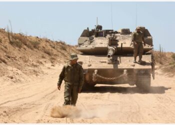 Sejumlah tentara dan tank Israel terlihat usai berpatroli di dekat Kota Sderot, Israel, pada 25 Agustus 2021. (Xinhua/Gil Cohen Magen)