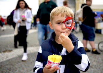 Seorang anak menikmati es krim dalam Festival Es Krim Praha di Praha, Republik Ceko, pada 29 Agustus 2021. (Xinhua/Dana Kesnerova)