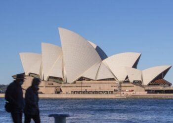 Orang-orang berjalan di dekat Sydney Opera House di Sydney, Australia, pada 4 Agustus 2021. (Xinhua/Bai Xuefei)