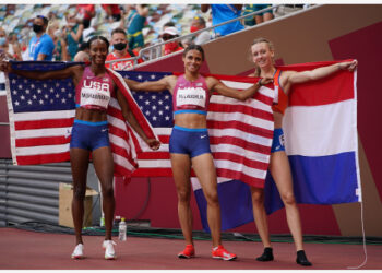 Sydney McLaughlin (tengah) dan Dalilah Muhammad (kiri) dari Amerika Serikat serta Femke Bol dari Belanda merayakan kemenangan mereka di final lari gawang 400 meter putri di Olimpiade Tokyo 2020 di Tokyo, Jepang, pada 4 Agustus 2021. (Xinhua/Lui Siu Wai)