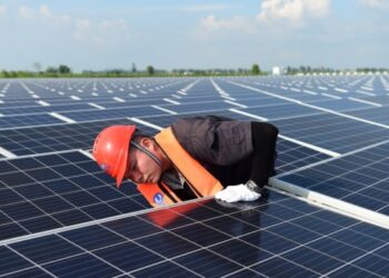 Seorang teknisi melakukan pemeliharaan di sebuah ladang panel surya terapung di Kota Huainan, Provinsi Anhui, China timur, pada 20 Juli 2021. (Xinhua/Huang Bohan)