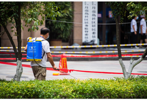 Seorang staf mendisinfeksi jalanan di sebuah permukiman di Distrik Yongding di Zhangjiajie, Provinsi Hunan, China tengah, pada 9 Agustus 2021. Pada 29 Juli hingga 9 Agustus, total 53 kasus penularan lokal terkonfirmasi dilaporkan di Zhangjiajie. Saat ini, kota tersebut mencatat tiga area berisiko tinggi dan 11 area berisiko menengah terkait COVID-19. (Xinhua/Chen Sihan)