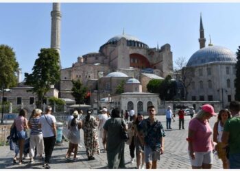 Wisatawan terlihat di dekat Hagia Sophia di Istanbul, Turki, pada 24 Agustus 2021. (Xinhua/Xu Suhui)