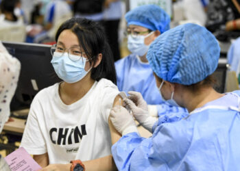 Seorang siswa menerima suntikan vaksin COVID-19 di sebuah lokasi vaksinasi di Yinchuan, ibu kota Daerah Otonom Etnis Hui Ningxia, China barat laut, pada 18 Agustus 2021. Ningxia pada Rabu (18/8) mulai memberikan vaksin kepada remaja berusia 12-14 tahun. (Xinhua/Feng Kaihua)