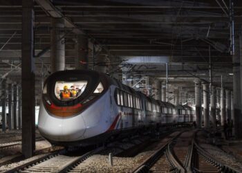 Sebuah kereta dari Jalur Metro 18 Guangzhou menjalani uji coba di Guangzhou, Provinsi Guangdong, China selatan, pada 3 Maret 2021. (Xinhua/Liu Dawei)