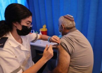 Seorang pria menerima dosis ketiga vaksin COVID-19 di Kota Modiin, Israel tengah, pada 17 Agustus 2021. (Xinhua/Gil Cohen Magen)