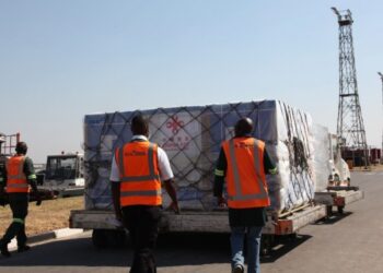 Para pekerja memindahkan satu batch vaksin Sinopharm buatan China di Bandar Udara Internasional Kenneth Kaunda di Lusaka, Zambia, pada 7 Agustus 2021. (Xinhua/Zhao Yupeng)