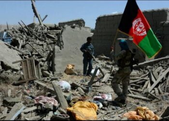 Seorang tentara  Afghanistan diantara reruntuhan bangunan akibat perang. /ist