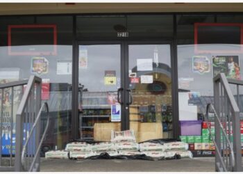 Karung pasir terlihat ditumpuk di depan pintu sebuah supermarket untuk mencegah kemungkinan banjir yang disebabkan oleh Badai Ida di New Orleans, Louisiana, Amerika Serikat (AS), pada 29 Agustus 2021. (Xinhua/Lan Wei)