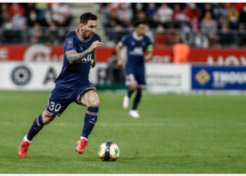 Pemain Paris Saint-Germain Lionel Messi berlaga dalam pertandingan sepak bola Ligue 1 Prancis melawan Stade de Reims di Reims, Prancis, pada 29 Agustus 2021. Laga tersebut berakhir dengan skor 0-2 untuk kemenangan tim tamu PSG. (Xinhua/Aurelien Morissard)