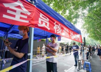Warga mengantre untuk melakukan tes asam nukleat di sebuah lokasi tes di Nanjing, ibu kota Provinsi Jiangsu, China timur, pada 29 Juli 2021. (Xinhua/Li Bo)