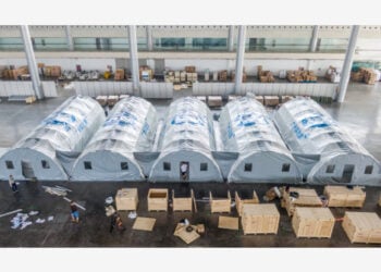Foto dari udara yang diabadikan pada 10 Agustus 2021 ini menunjukkan sejumlah laboratorium uji dengan struktur yang ditumpu udara (air-inflated), yang dinamai "Falcon" (Elang), untuk pengujian asam nukleat COVID-19 di Pusat Pameran Internasional Yangzhou di Yangzhou, Provinsi Jiangsu, China timur.  (Xinhua/Li Bo)