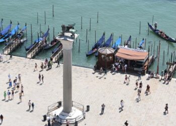 Gondola-gondola ditambatkan di Venesia, Italia, pada 3 Agustus 2021. Gondola, sebuah moda transportasi tradisional di Venesia, telah diterima secara luas sebagai ikon kota pelabuhan di Italia timur laut tersebut. (Xinhua/Alberto Lingria)