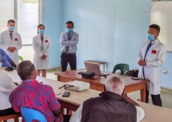 Para anggota tim medis China mengunjungi sebuah rumah sakit lokal di Provinsi Irlandia Baru, Papua Nugini, pada 24 Agustus 2021. (Xinhua)