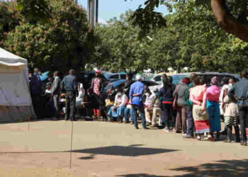 Warga mengantre untuk menerima vaksin COVID-19 di sebuah pos vaksinasi di Harare, ibu kota Zimbabwe, pada 13 Juli 2021. (Xinhua/Tafara Mugwara)