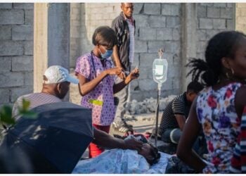 Seorang gadis menerima perawatan medis pascagempa bumi, di Les Cayes, Haiti, pada 15 Agustus 2021. Korban tewas akibat gempa bermagnitudo 7,2 yang mengguncang Haiti pada Sabtu (14/8) bertambah menjadi 1.297, demikian dilaporkan badan perlindungan sipil negara itu pada Minggu (15/8). (Xinhua/Richard Pierrin)