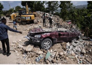 Orang-orang mengamati kerusakan akibat gempa bermagnitudo 7,2 yang terjadi pada 14 Agustus lalu di Marceline, dekat Les Cayes, Haiti, pada 22 Agustus 2021. (Xinhua/David de la Paz)