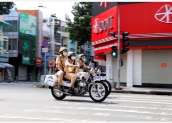 Polisi lalu lintas berpatroli di sebuah jalan yang menerapkan aturan jaga jarak sosial (social distancing) intensif di tengah pandemi COVID-19 di Ho Chi Minh City, Vietnam selatan, pada 23 Agustus 2021. Vietnam melaporkan 10.280 kasus baru COVID-19 pada Senin (23/8), termasuk 10.266 kasus penularan lokal dan 14 kasus impor, menurut Kementerian Kesehatan Vietnam. (Xinhua/VNA)