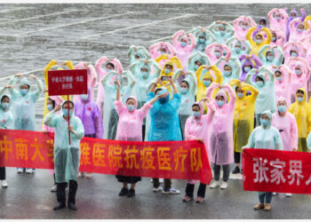 Para tenaga kesehatan dari Rumah Sakit Xiangya Ketiga Universitas Pusat Selatan melambaikan tangan sebelum meninggalkan Zhangjiajie, Provinsi Hunan, China tengah, pada 25 Agustus 2021. (Xinhua/Chen Sihan)