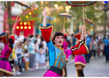 Seorang aktris tampil dalam sebuah parade di Universal Beijing Resort (UBR) di Beijing, ibu kota China, pada 25 Agustus 2021.