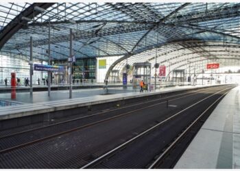 Peron stasiun terlihat kosong selama aksi mogok kerja masinis kereta di Stasiun Kereta Pusat Berlin di Berlin, ibu kota Jerman, pada 11 Agustus 2021. (Xinhua/Stefan Zeitz)