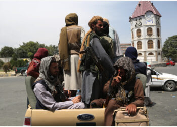 Para militan Taliban terlihat di atas kendaraan militer di Kabul, ibu kota Afghanistan, pada 17 Agustus 2021. (Xinhua/Str)