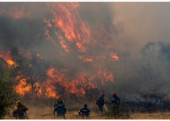 Petugas pemadam kebakaran berupaya memadamkan kobaran api di Vilia di barat laut Athena, Yunani, pada 23 Agustus 2021.  Kebakaran terbaru melanda Vilia pada Senin (23/8), menghanguskan lahan hutan yang lebat. (Xinhua/Marios Lolos)