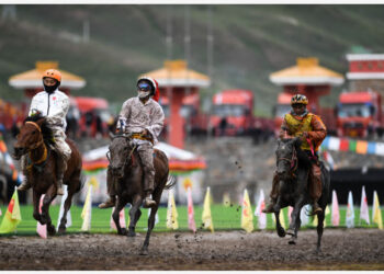 Orang-orang mengikuti acara pacuan kuda di Prefektur Otonom Etnis Tibet Yushu, Provinsi Qinghai, China barat laut, pada 6 Agustus 2021. Acara pacuan kuda digelar di Prefektur Otonom Etnis Tibet Yushu pada Jumat (6/8) untuk merayakan 70 tahun berdirinya prefektur tersebut. (Xinhua/Wu Gang)