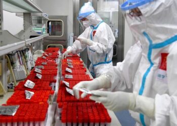 Seorang tenaga kesehatan bekerja di sebuah laboratorium untuk tes asam nukleat COVID-19 di Zhengzhou, ibu kota Provinsi Henan, China tengah, pada 11 Agustus 2021. (Xinhua/Li An)