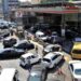 Antrean panjang kendaraan menunggu untuk mengisi bahan bakar di sebuah SPBU yang terletak di tepi jalan raya di dekat Pelabuhan Beirut, Lebanon, pada 21 Agustus 2021. (Xinhua/Liu Zongya)