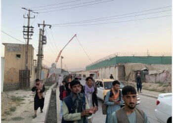 Orang-orang menyelamatkan diri dari lokasi ledakan dekat bandara Kabul di Afghanistan, pada 26 Agustus 2021. Korban jiwa akibat serangan di bandara Kabul pada Kamis (26/8) dilaporkan bertambah menjadi sedikitnya 103 orang. (Xinhua/Str)