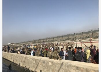 Foto yang diabadikan pada 22 Agustus 2021 ini menunjukkan sejumlah pasukan asing di gerbang masuk bandara Kabul di Kabul, Afghanistan.  (Xinhua/Rahmatullah Alizadah)