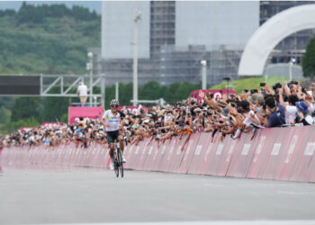 Para penonton memberikan dukungan kepada para atlet di dekat garis finis balap sepeda jalan raya di Olimpiade Tokyo 2020 di Shizuoka, Jepang, pada 24 Juli 2021. Lokasi pertandingan (venue) untuk cabang olahraga balap sepeda di Shizuoka termasuk di antara beberapa venue dari cabang olahraga tersisa di Olimpiade Tokyo yang memungkinkan kehadiran penonton di tengah aturan larangan penonton di sebagian besar venue lainnya. (Xinhua/He Changshan)