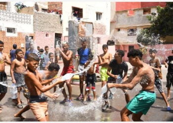 Anak-anak bermain air saat Hari Asyura di Rabat, Maroko, pada 19 Agustus 2021. Hari Asyura diperingati pada tanggal 10 Muharram, bulan pertama dalam kalender Hijriah.(Xinhua/Chadi)