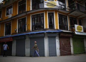 Orang-orang berjalan melewati toko-toko yang tutup di Thamel, sebuah pusat pariwisata di ibu kota Nepal, Kathmandu, pada 17 Juni 2021. (Xinhua/Sulav Shrestha)