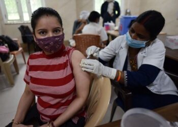 Seorang wanita menerima suntikan vaksin COVID-19 di Distrik Prayagraj, Negara Bagian Uttar Pradesh, India utara, pada 6 Agustus 2021. (Xinhua/Str)