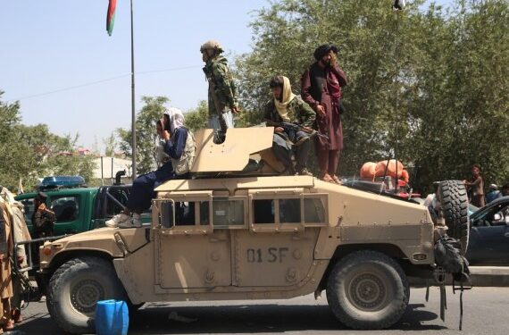 Para militan Taliban Afghanistan terlihat di atas kendaraan militer di Kabul, ibu kota Afghanistan, pada 16 Agustus 2021. (Xinhua/Str)