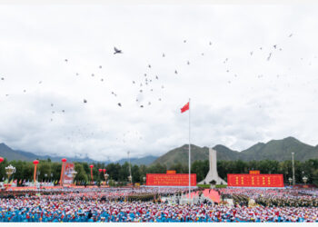 Merpati terbang ke langit saat pertemuan akbar untuk merayakan peringatan 70 tahun pembebasan damai Tibet di alun-alun Istana Potala di Lhasa, Daerah Otonom Tibet, China barat daya, pada 19 Agustus 2021. Lebih dari 20.000 orang dari berbagai kelompok etnis menghadiri acara yang diadakan di Lhasa tersebut. (Xinhua/Zhai Jianlan)