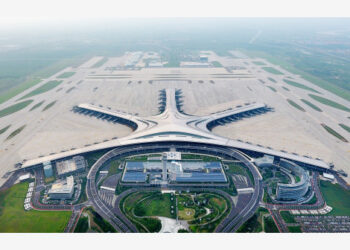 Foto yang diabadikan dari udara ini menunjukkan Bandar Udara Internasional Jiaodong Qingdao di Qingdao, Provinsi Shandong, China timur, pada 11 Agustus 2021. (Xinhua/Li Ziheng)