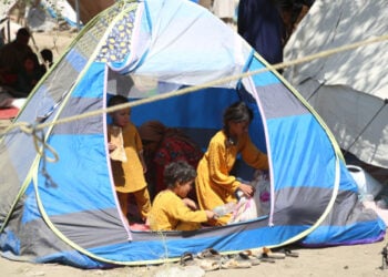 Anak-anak pengungsi Afghanistan yang meninggalkan rumah mereka saat pertempuran berlindung di taman umum di Kabul, Afghanistan, pada 11 Agustus 2021. Di ibu kota Afghanistan, Kabul, ribuan keluarga pengungsi tiba dari wilayah utara, tinggal di lahan terbuka dan taman umum. (Xinhua/Sayed Mominzadah)