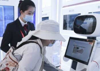 Seorang pengunjung berinteraksi dengan robot perbankan cerdas di area pameran robot layanan dalam Pameran Perdagangan Jasa Internasional China (China International Fair for Trade in Services/CIFTIS) 2020 di Beijing, ibu kota China, pada 5 September 2020. (Xinhua/Lu Peng)