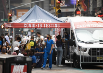 Orang-orang menjalani tes COVID-19 di lokasi tes keliling di Times Square, New York, Amerika Serikat, pada 20 Juli 2021. (Xinhua/Wang Ying)